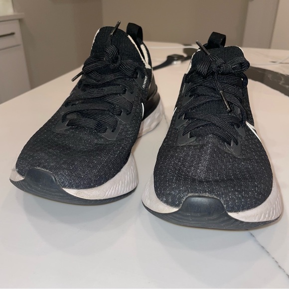 NIKE flyknit women’s shoe - Picture 2 of 8